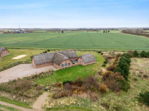 Large Holiday Home For 20 People With Large Pool, Hot Tub For 7 People And Activity Room,